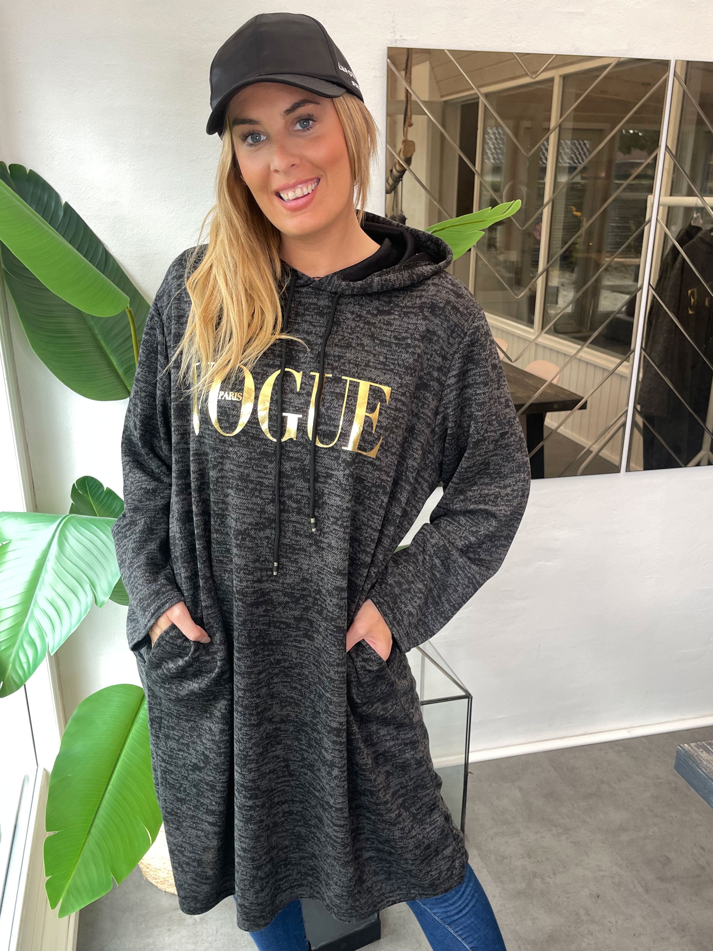 Sarita - Hoodie klänning med skrift